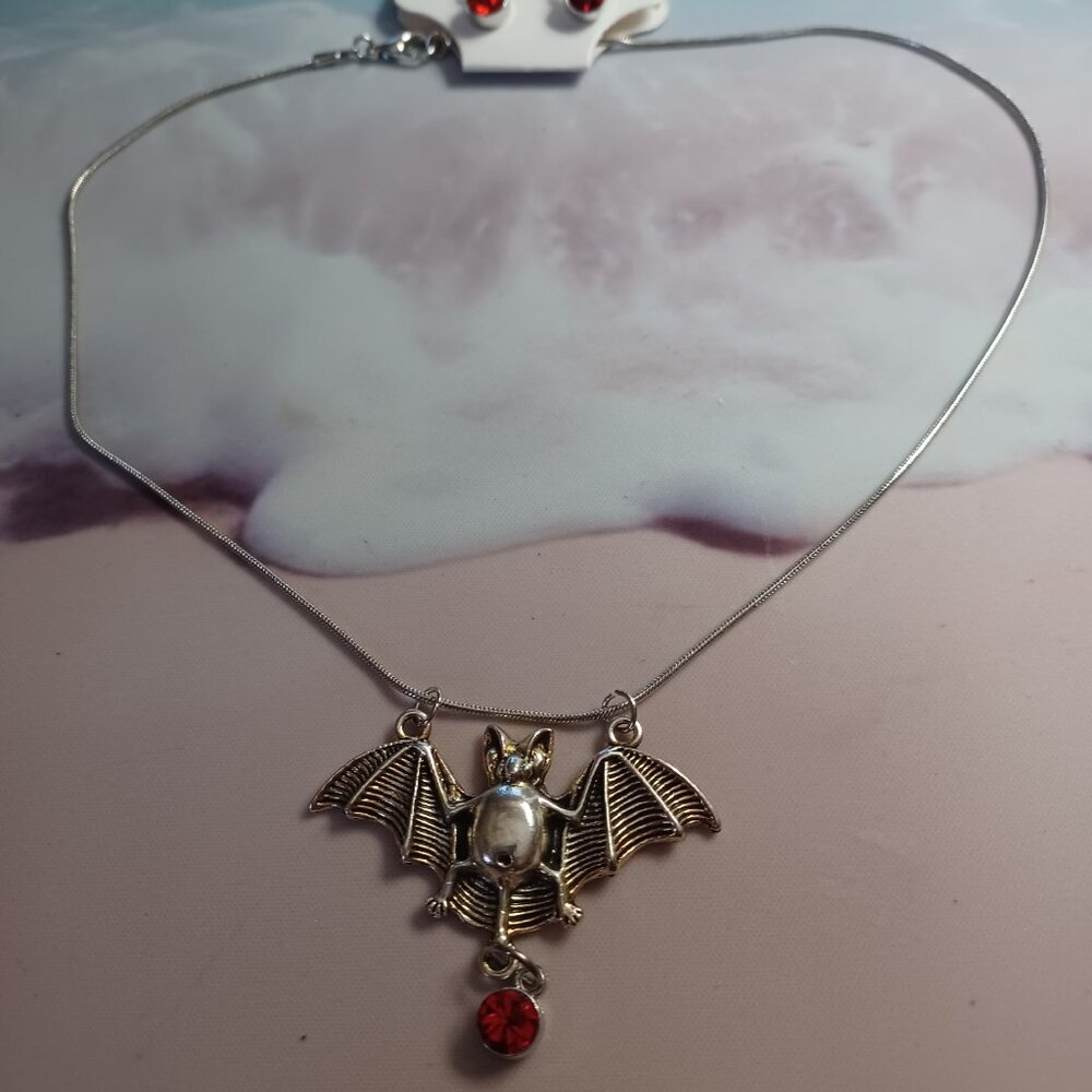 NWT HANDMADE VAMPIRE RED CRYSTAL & SILVER NECKLACE & EARRING SET